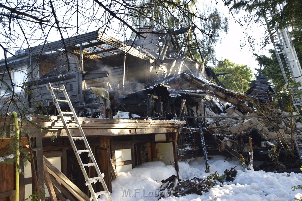 Grossfeuer Einfamilienhaus Siegburg Muehlengrabenstr P1196.JPG - Miklos Laubert